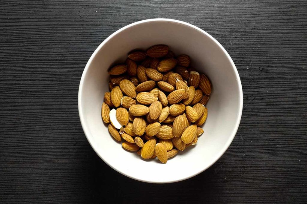 Nüsse und auch Samen enthalten sehr viel Eiweiß und können mit Sojaprodukten sehr gut mithalten