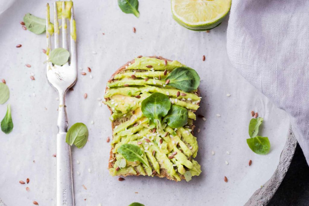 Avocadotoast ist ideal für einen schnellen Morgensnack.