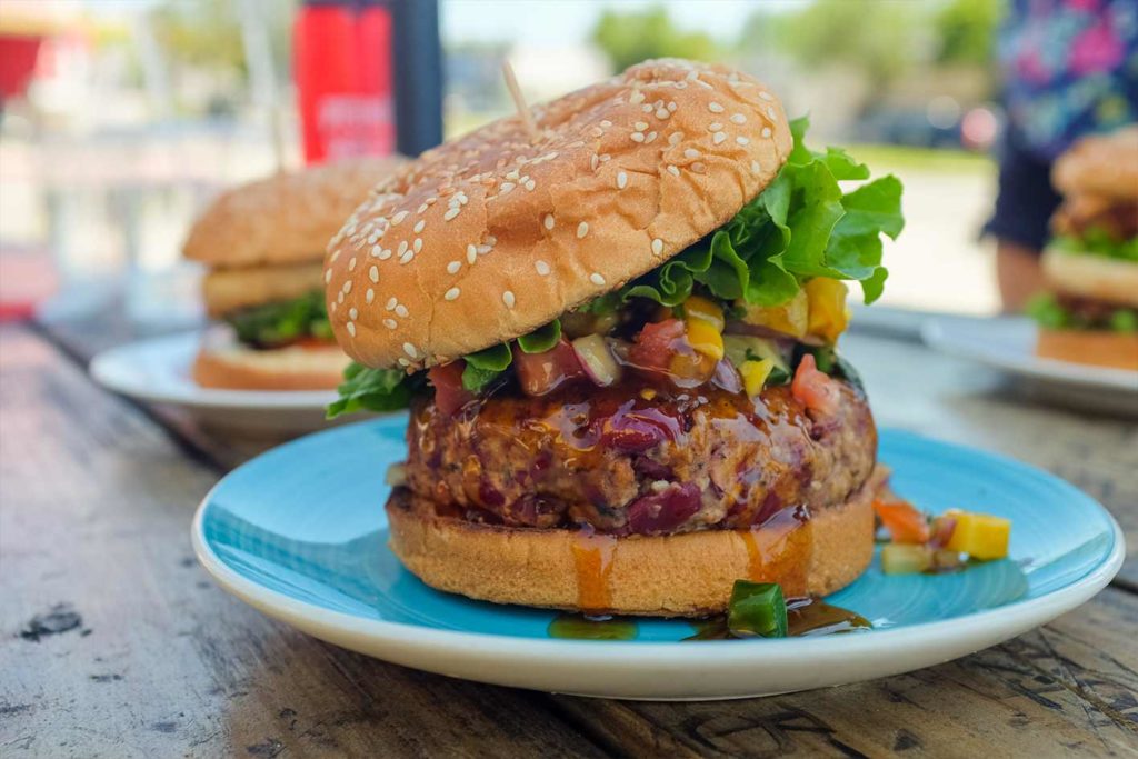 Veganer haben auch die Möglichkeit Fleisch zu essen und können auf Alternativen wie Beyond Meat zurückgreifen