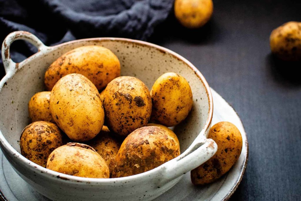 Kartoffeln sind eine Pflanze und demnach können Veganer das essen